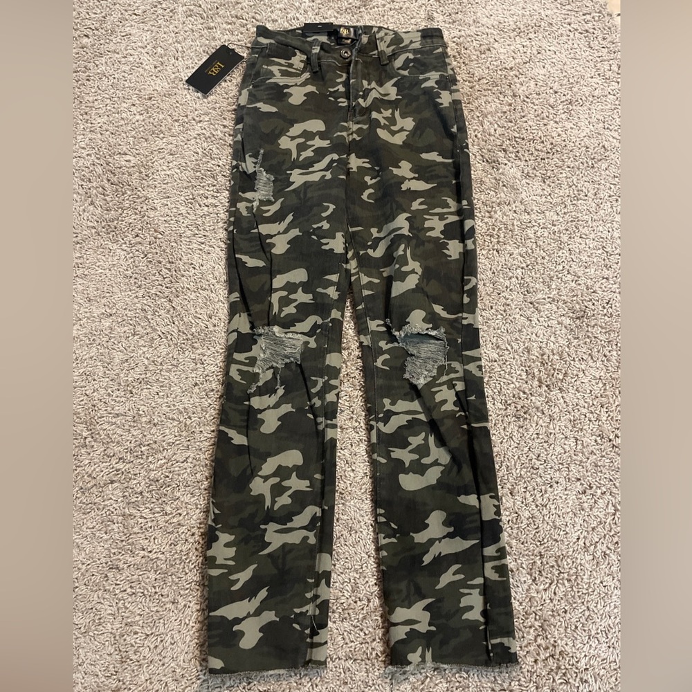 Brand New L & B Lucky and Blessed Women’s Camo Flare Jeans Size 4 Women’s Jeans